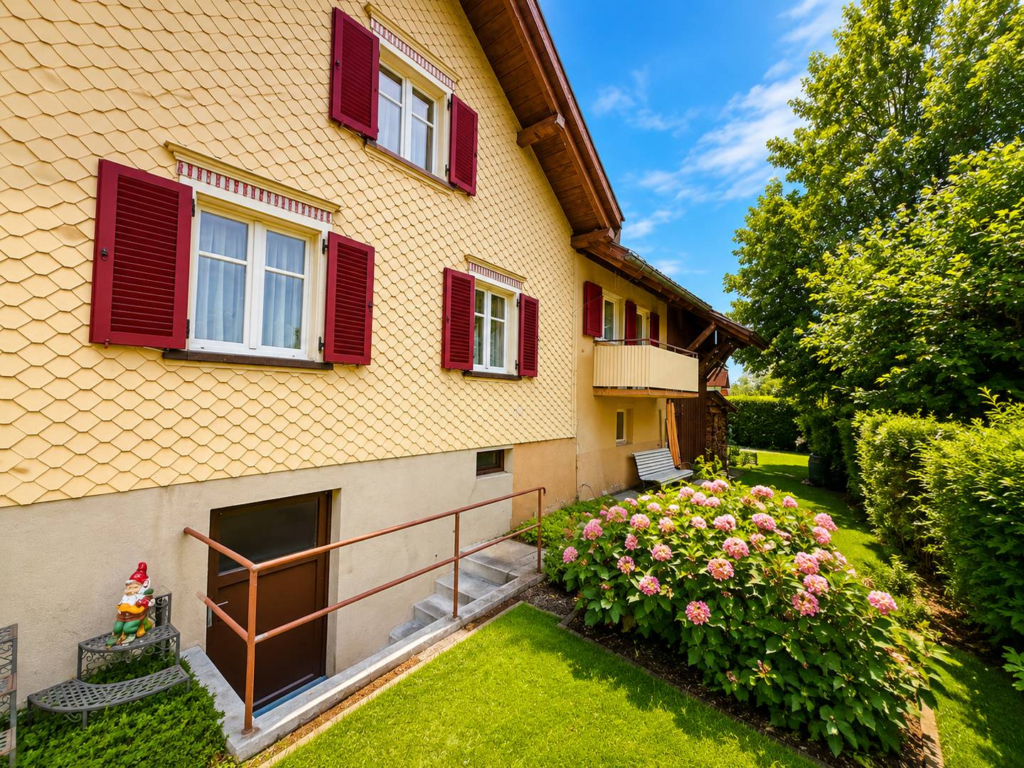Familienwohnung mit Entwicklungspotenzial und zwei Garagen