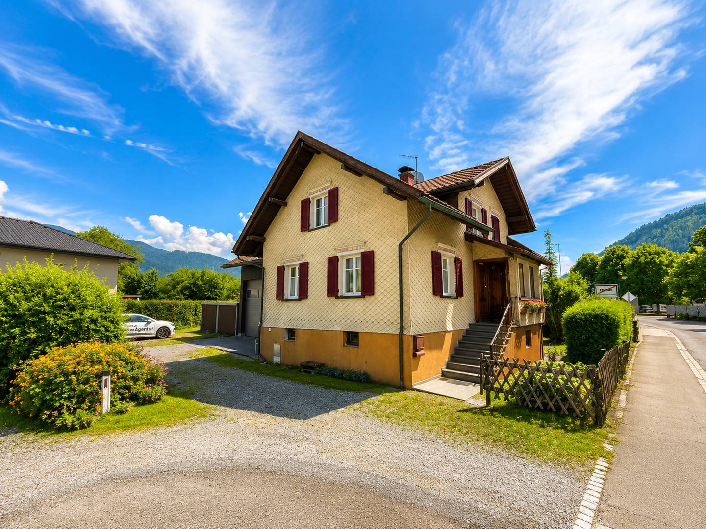 Familienwohnung mit Entwicklungspotenzial und zwei Garagen