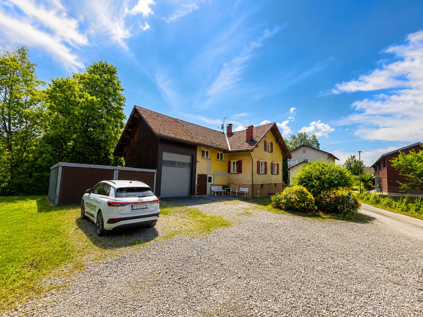 Familienwohnung mit Entwicklungspotenzial und zwei Garagen