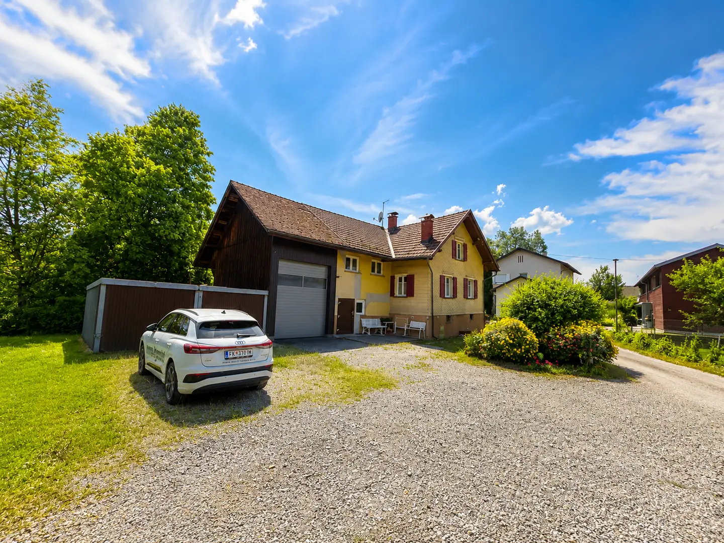 Familienwohnung mit Entwicklungspotenzial und zwei Garagen