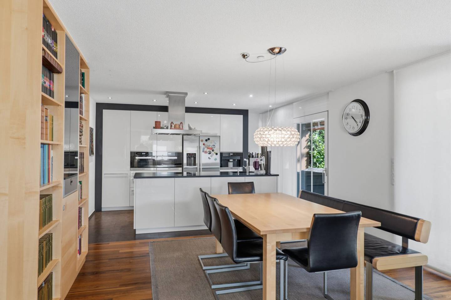 Lustenau: 136m² Wohnfläche und 240m² Terrassen- und Gartenfläche – hochwertig ausgestattete 4-Zimmer-Wohnung mit 2 Tiefgaragenplätzen