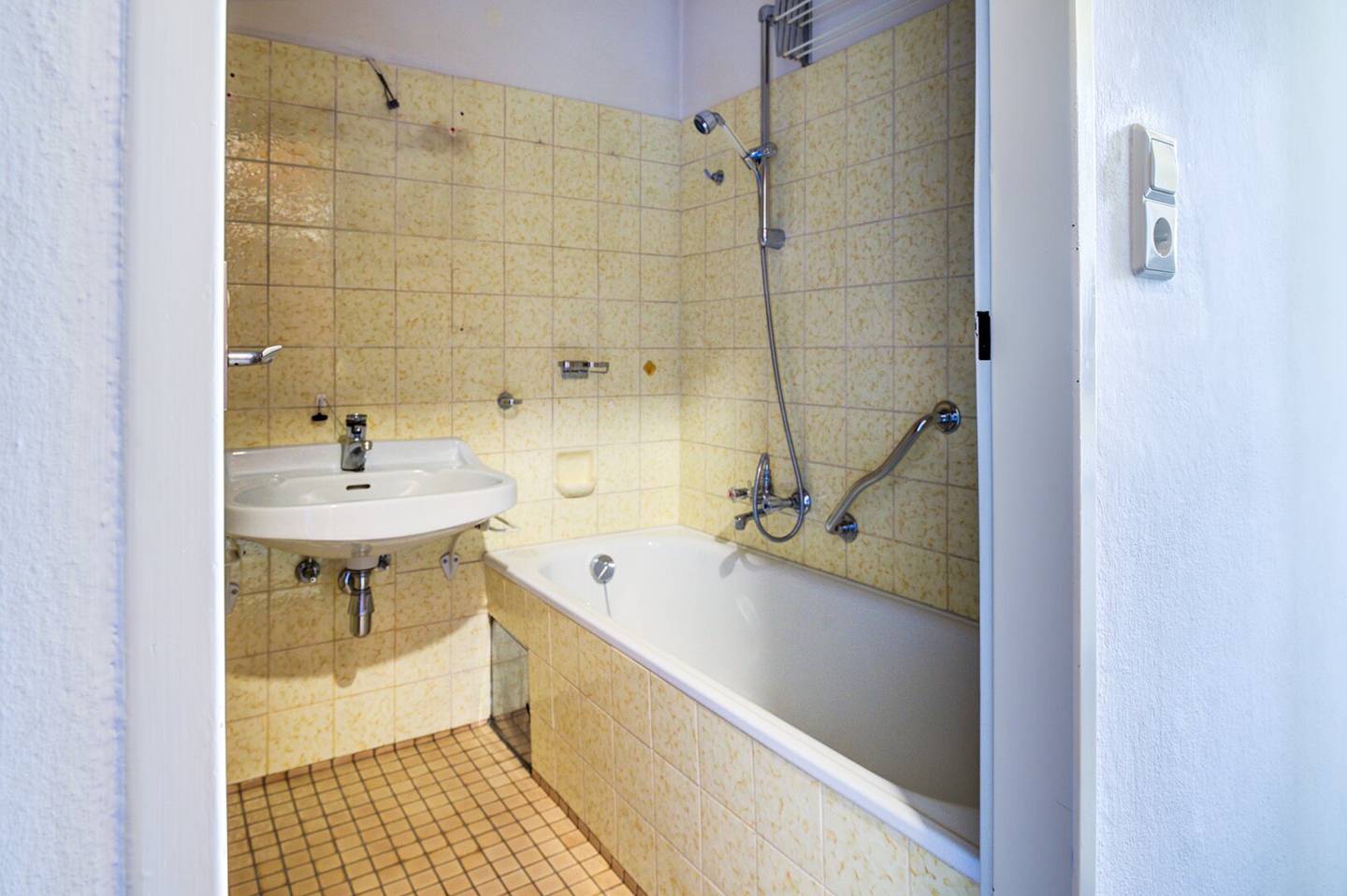OLD BUT GOLD: 3-ROOM APARTMENT INCLUDING PARKING SPACE IN PREFERRED CITY LOCATION