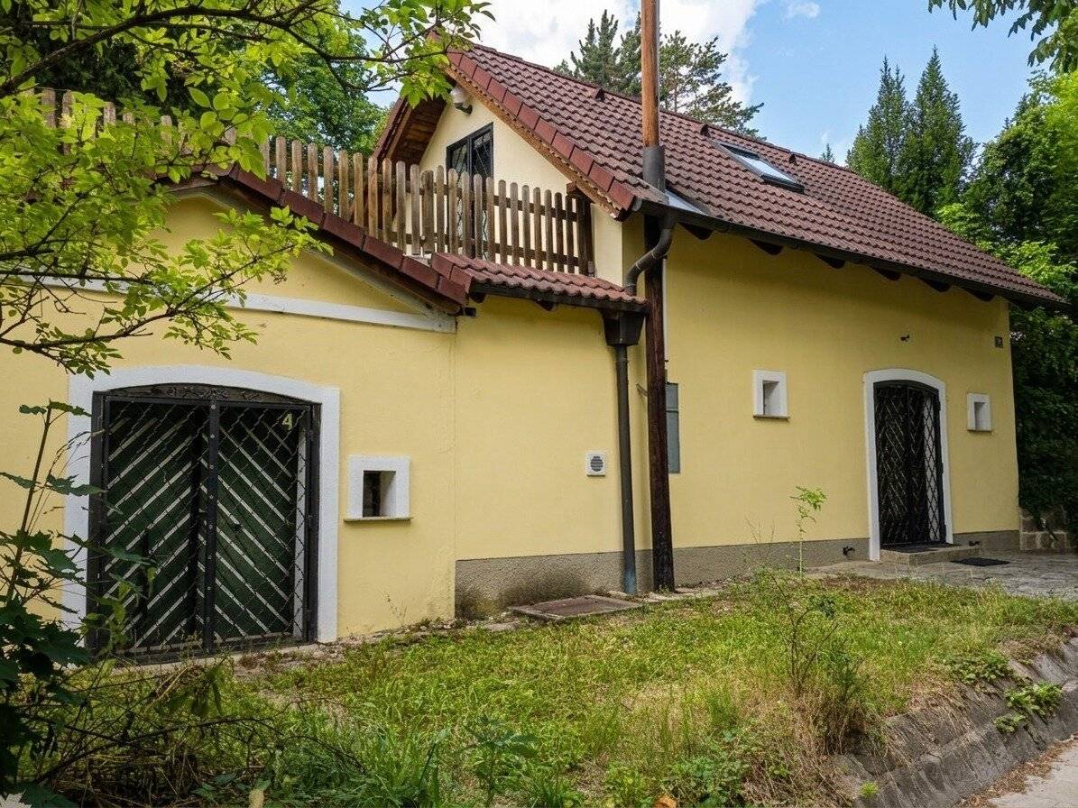 Rarity in 1210 Vienna – Your wine cellar in one of Austria's most delightful cellar lanes