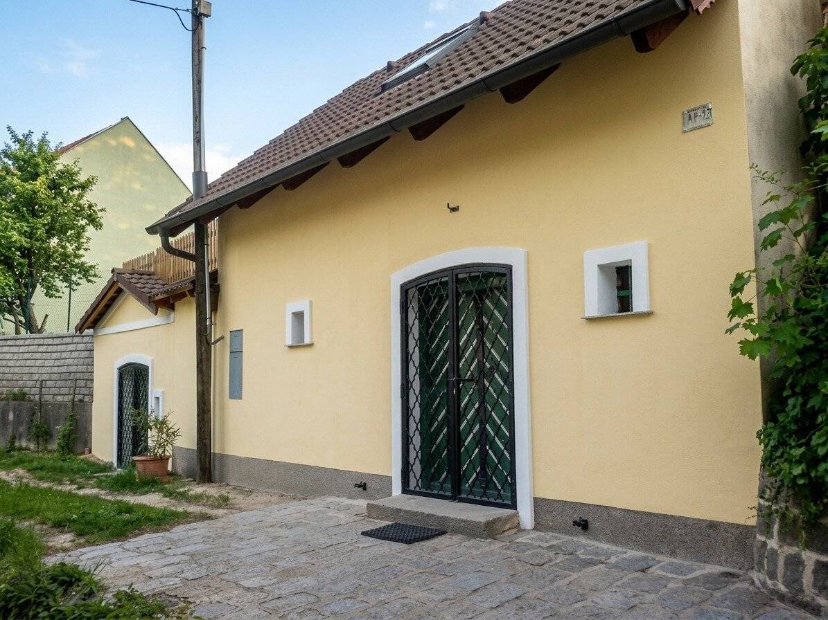 Rarity in 1210 Vienna – Your wine cellar in one of Austria's most delightful cellar lanes
