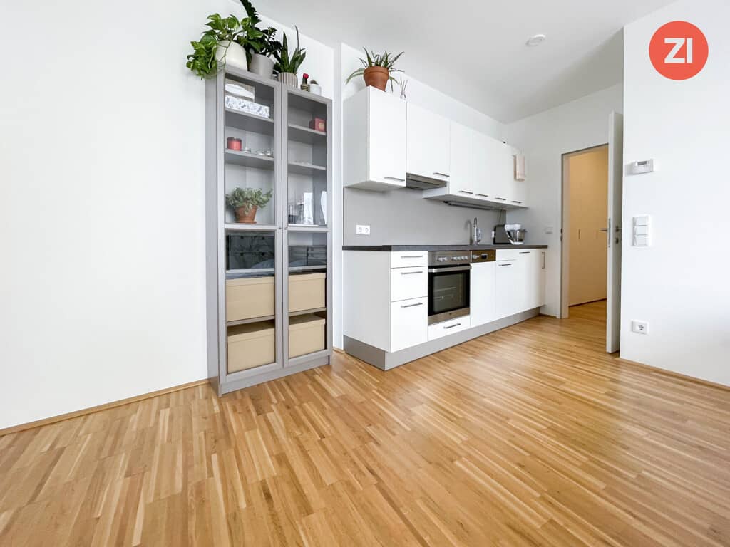 Zentrale Wohnung mit möblierter Küche und Balkon