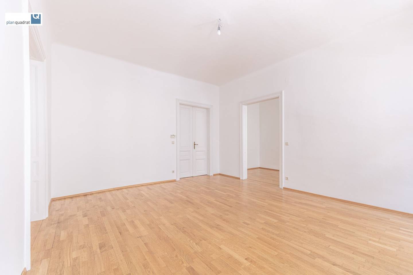 Zimmer 2 (gem. Wohnungsgrundriss; zentral begehbar)