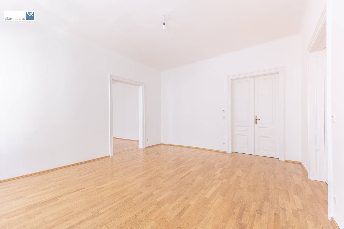 Zimmer 2 (gem. Wohnungsgrundriss; zentral begehbar)