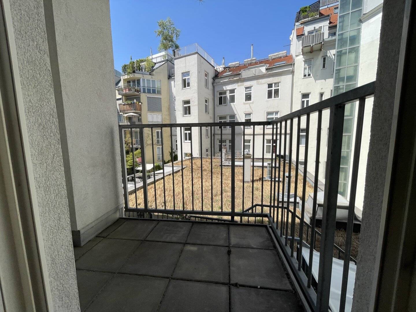 2-room apartment with balcony and garage included