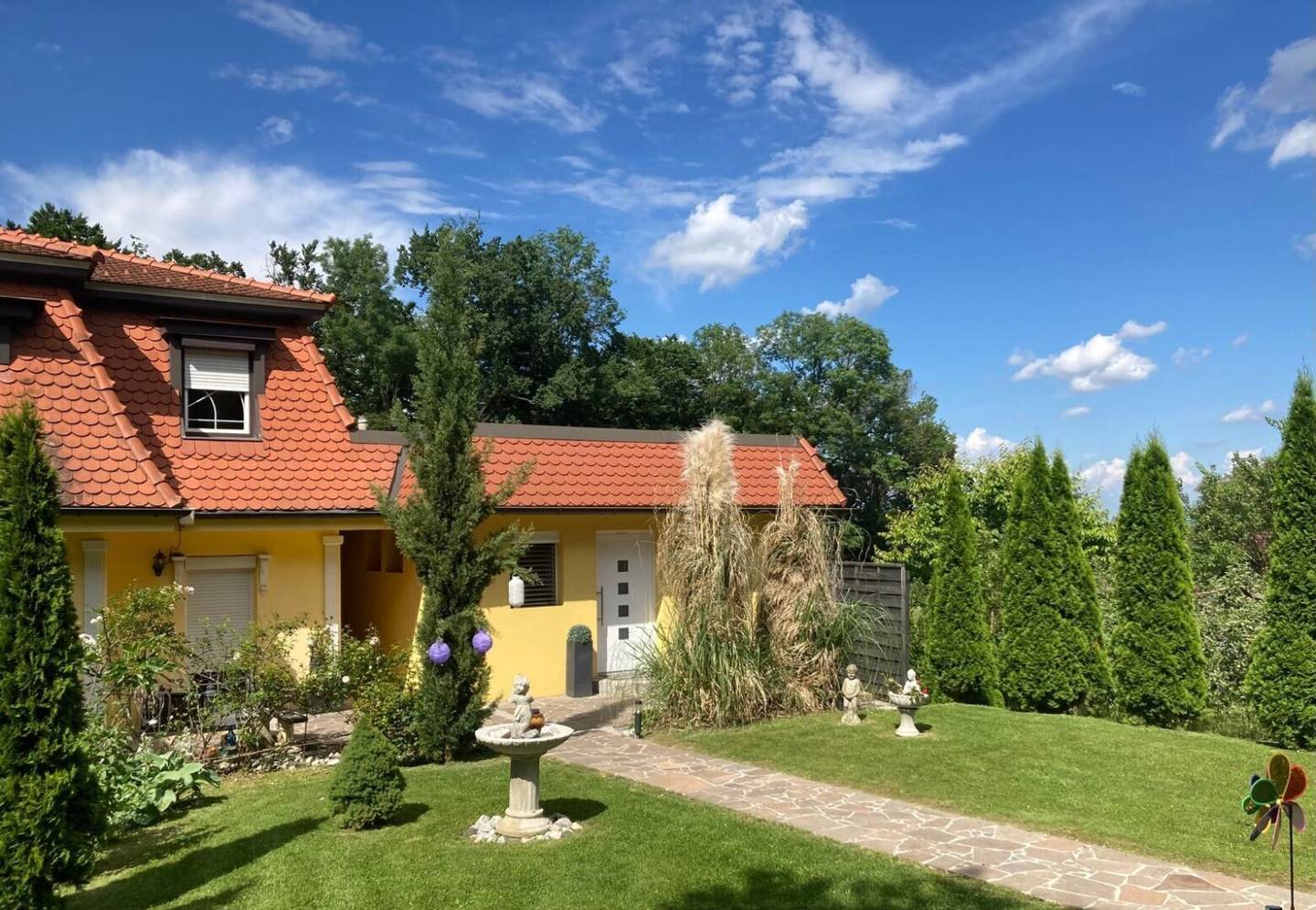 Moderne Doppelhaushälfte in Ruhelage mit Garten und Garage
