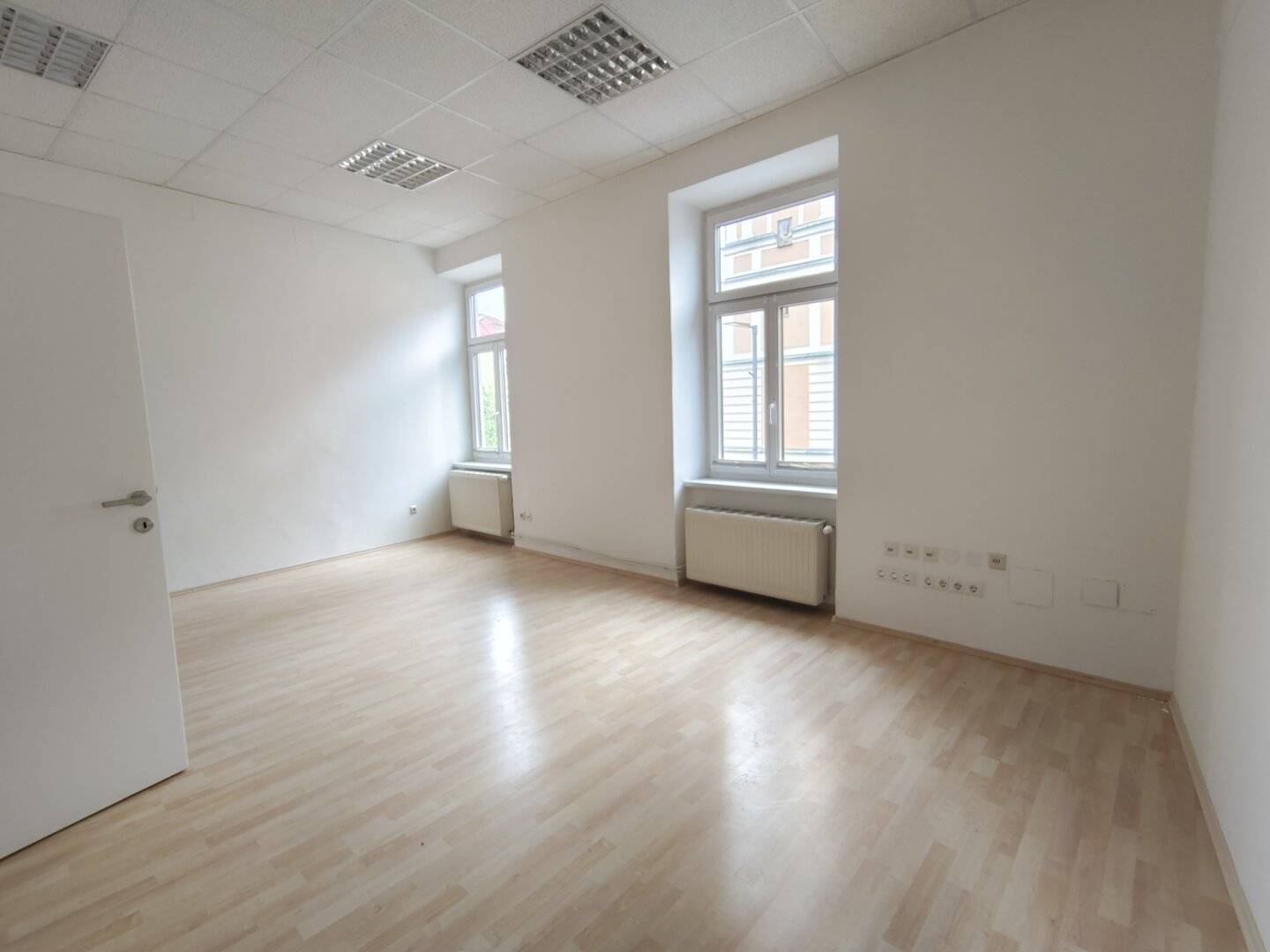 Office Practice - Directly in the Centre, Parking in Front of the Building