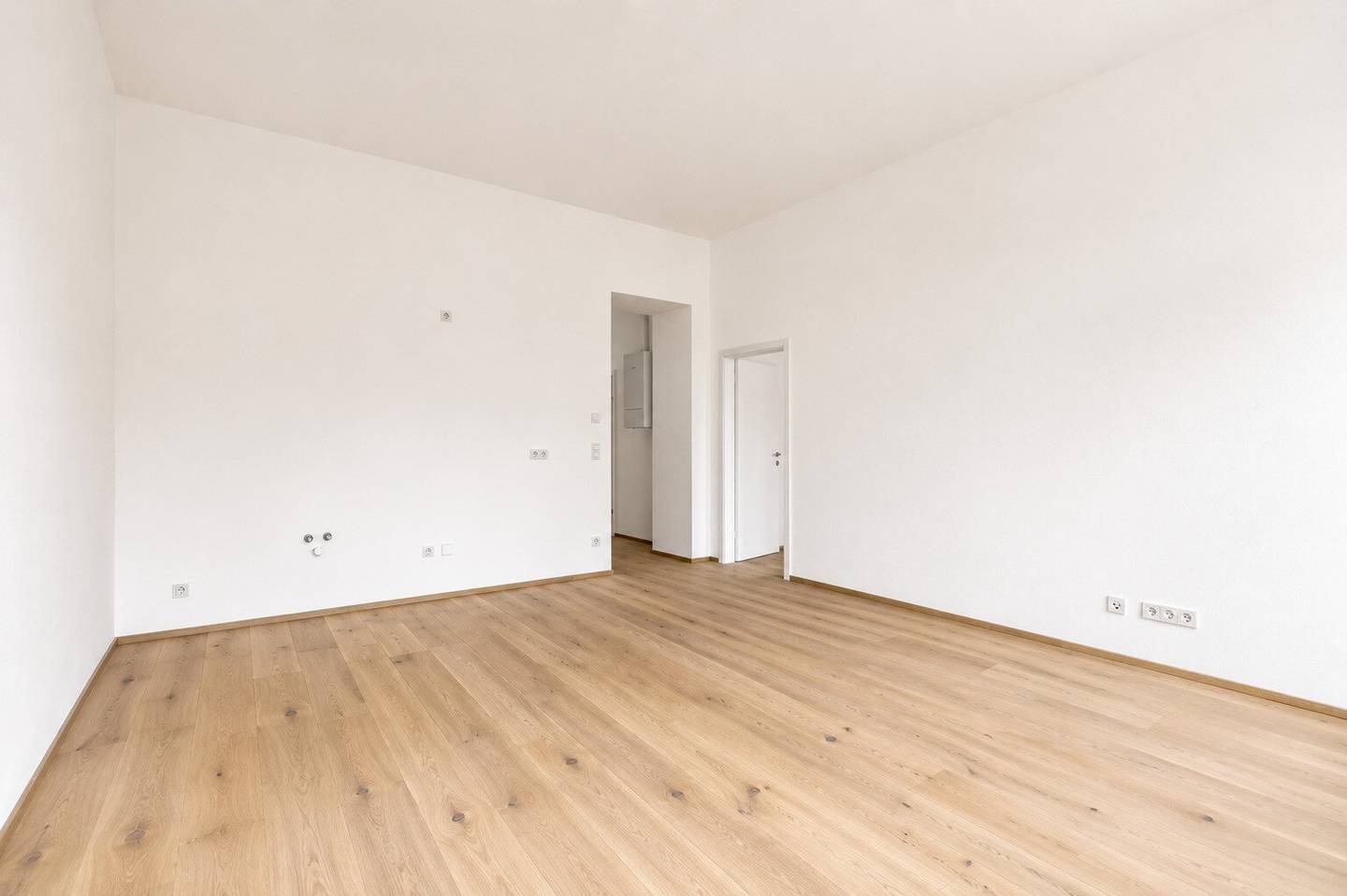 Period Building First Occupancy in Prime Location | Spacious 3-Room Apartment with Loggia