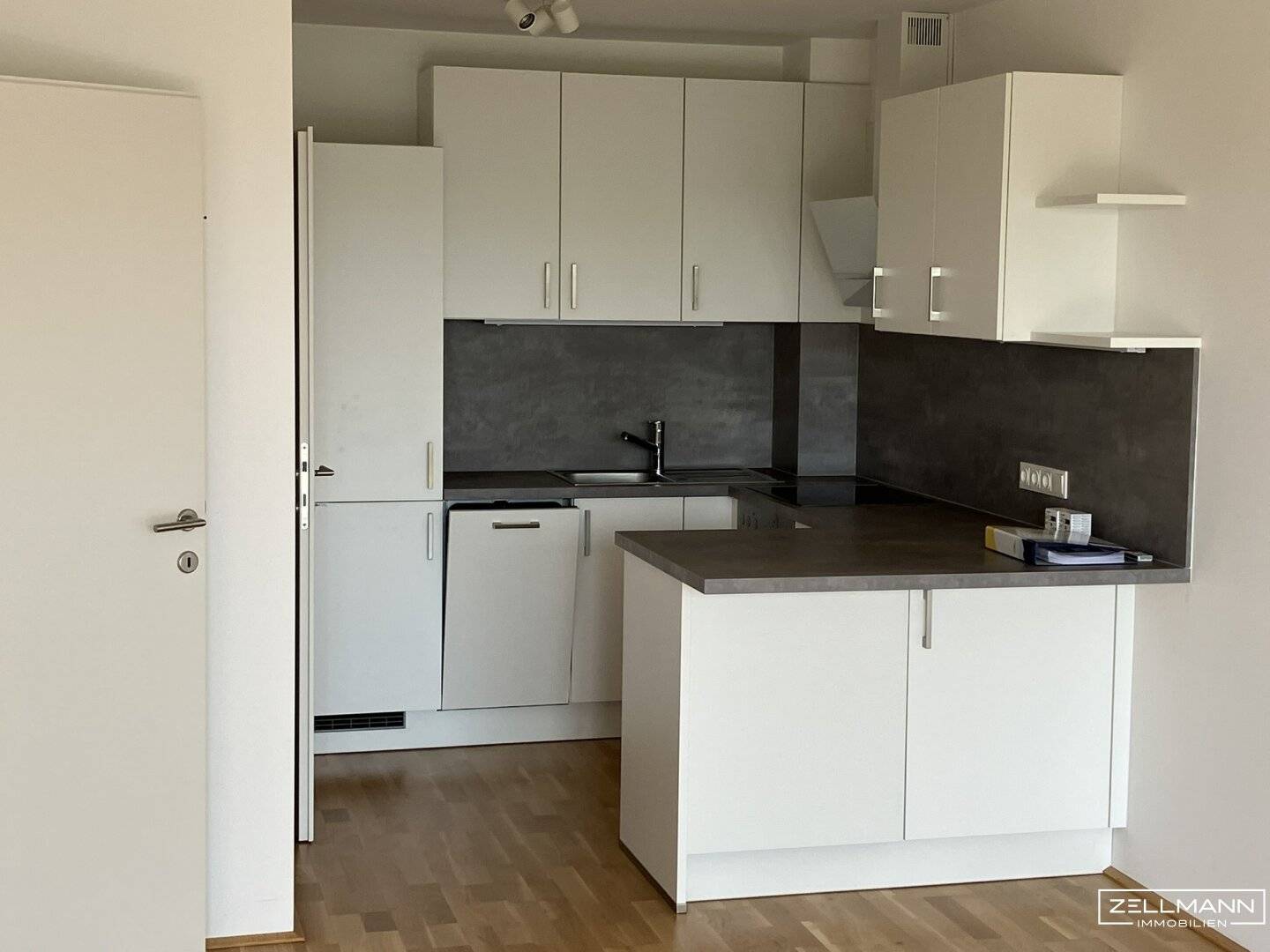 INVESTOR - 3.1% Yield - Like-new 2-room Apartment with Quiet Balcony and Distant View | ZELLMANN IMMOBILIEN