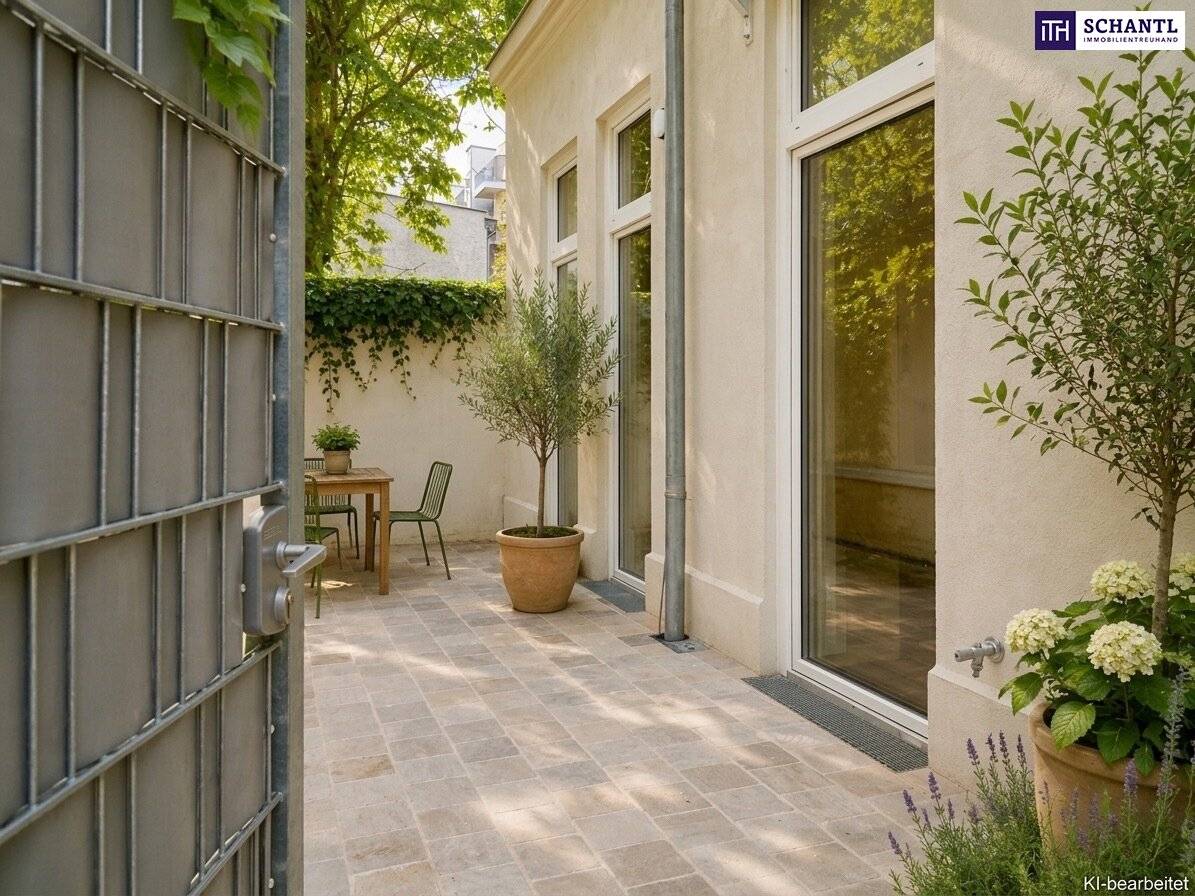 A period building like in a picture book! Quiet first occupancy with outdoor area and best neighborhood.