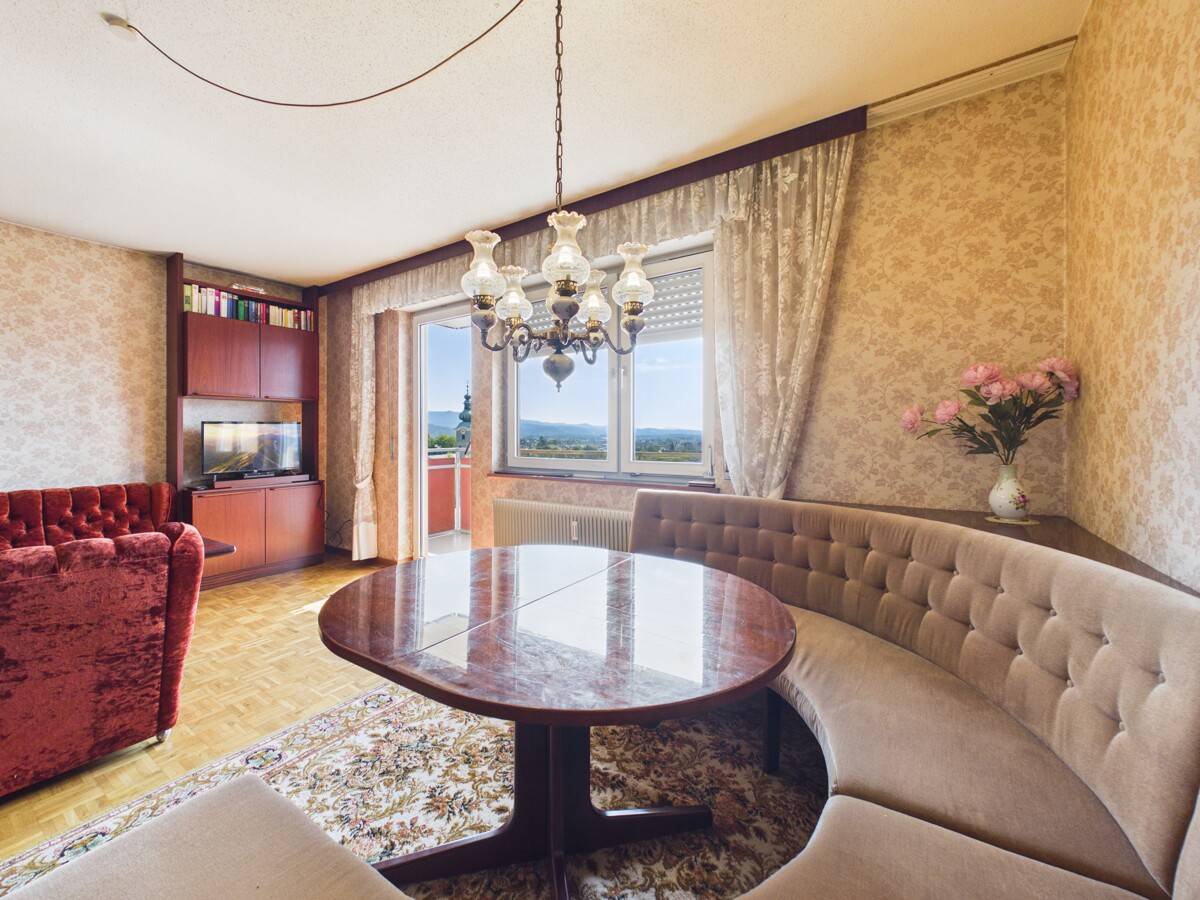 Lichtdurchflutete Wohnung mit Loggia und Bergblick