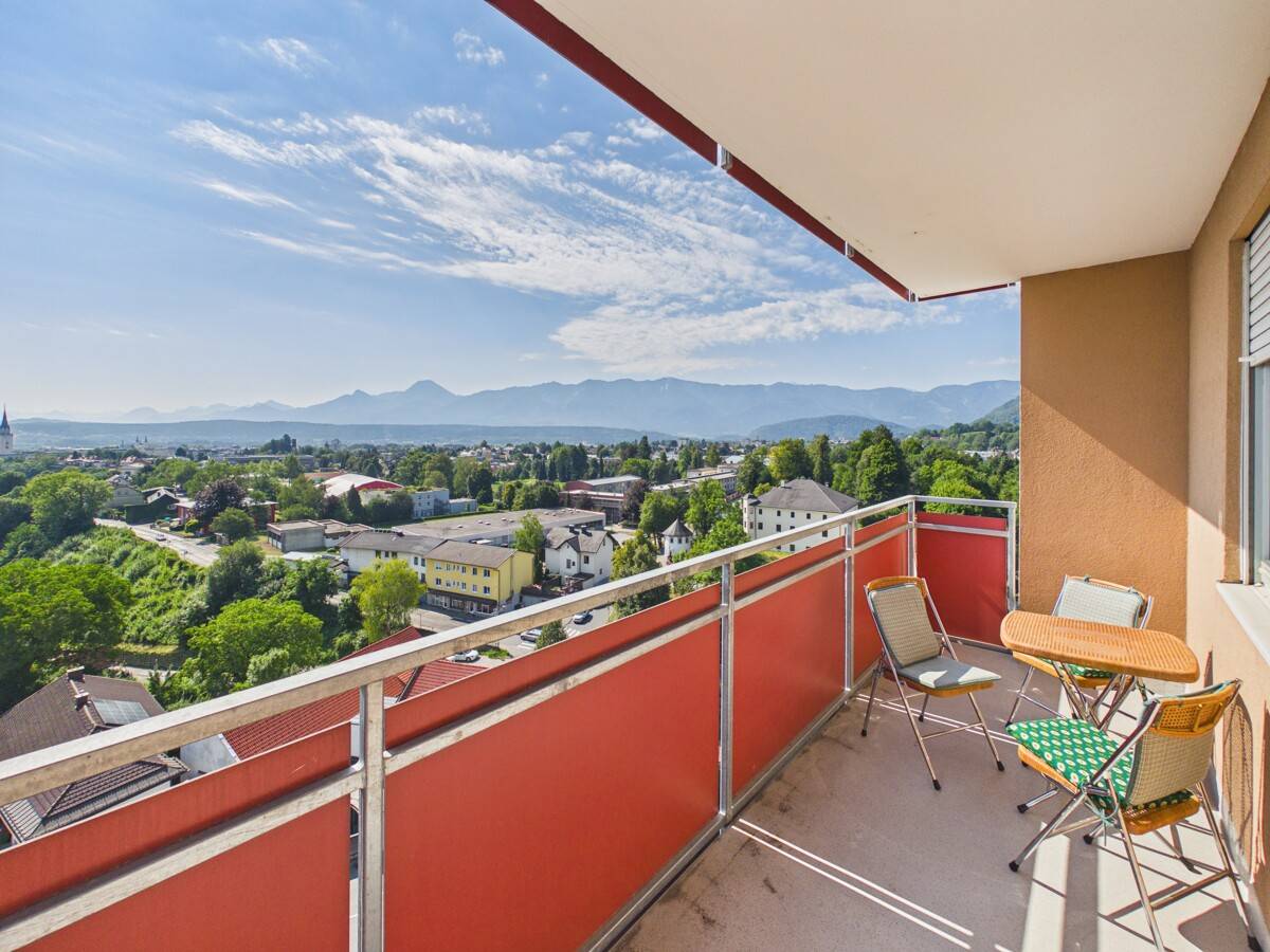 Lichtdurchflutete Wohnung mit Loggia und Bergblick