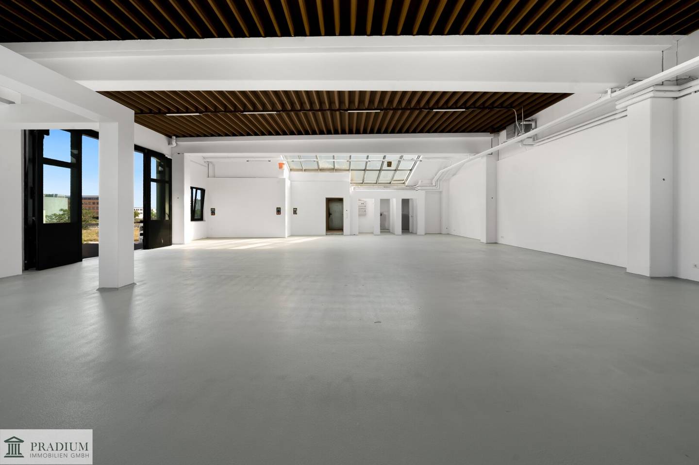 Exclusive industrial and commercial hall in prime location of the 23rd district