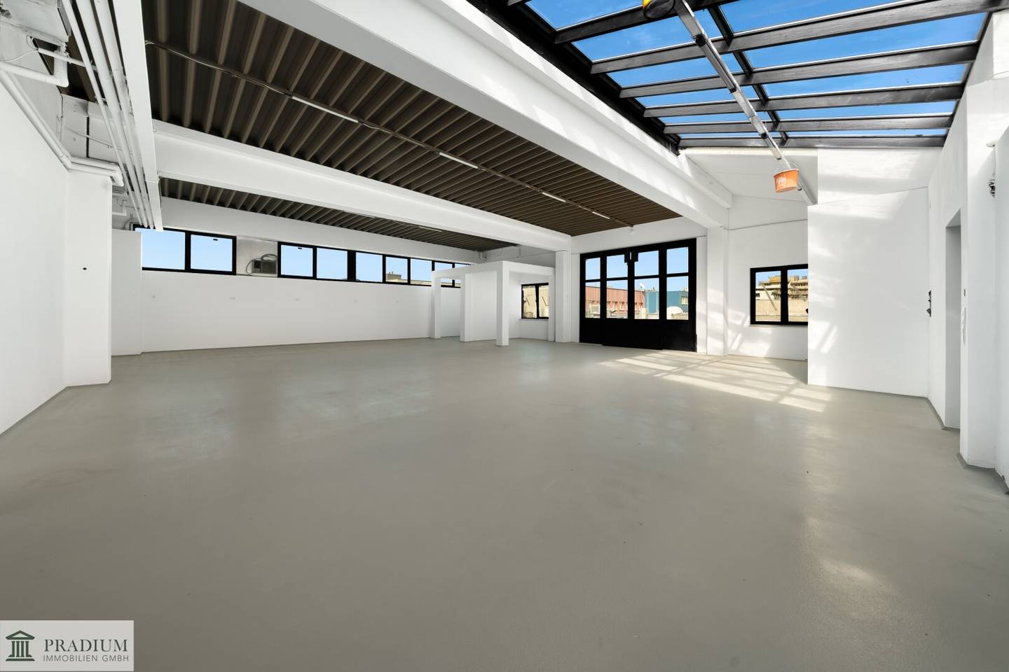 Exclusive industrial and commercial hall in prime location of the 23rd district