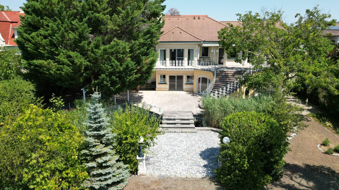 Well maintained villa with direct lake view, swimming biotope and double garage in Neusiedl am See