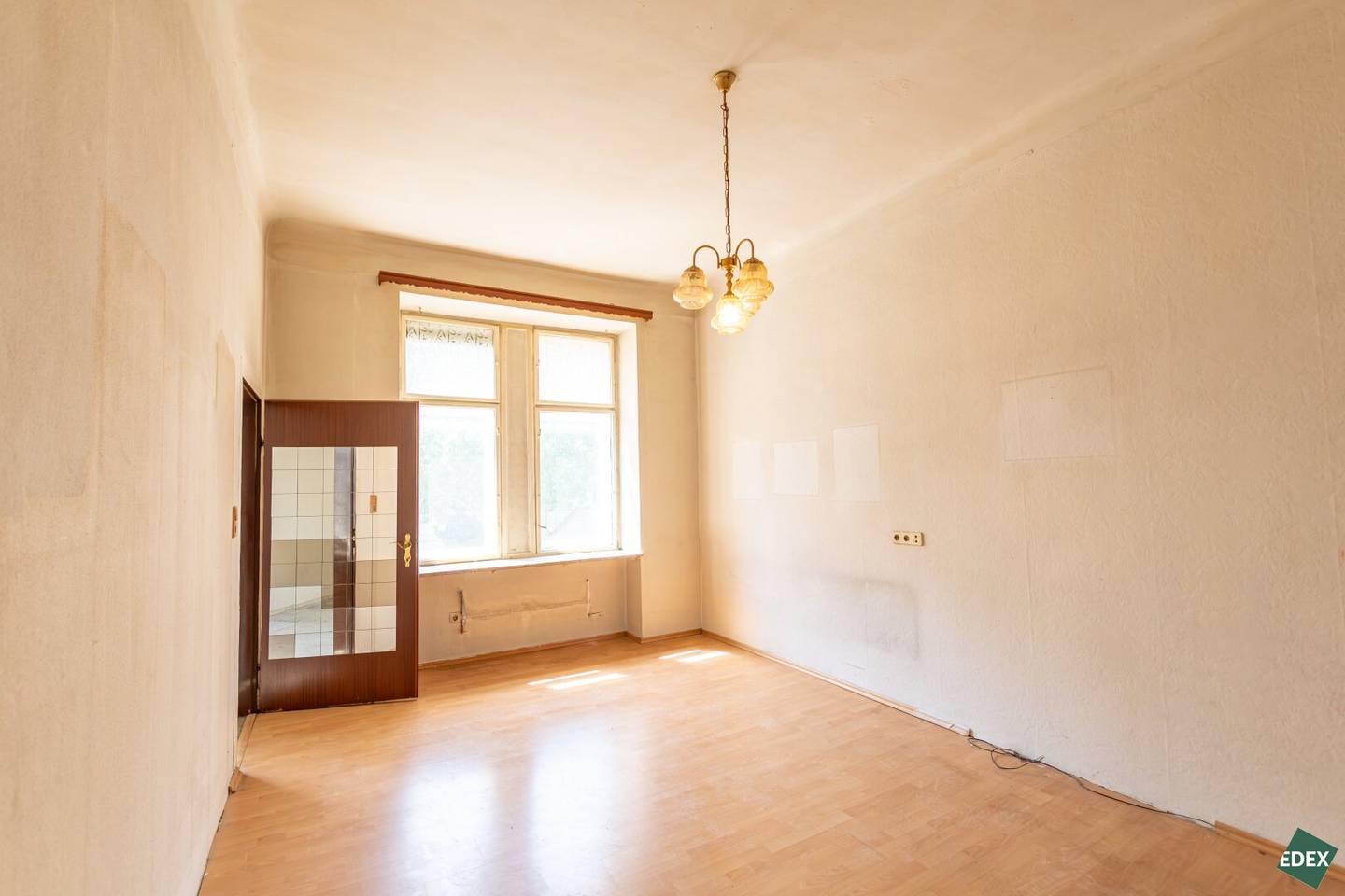 Apartment in need of renovation in Gründerzeit building near U3