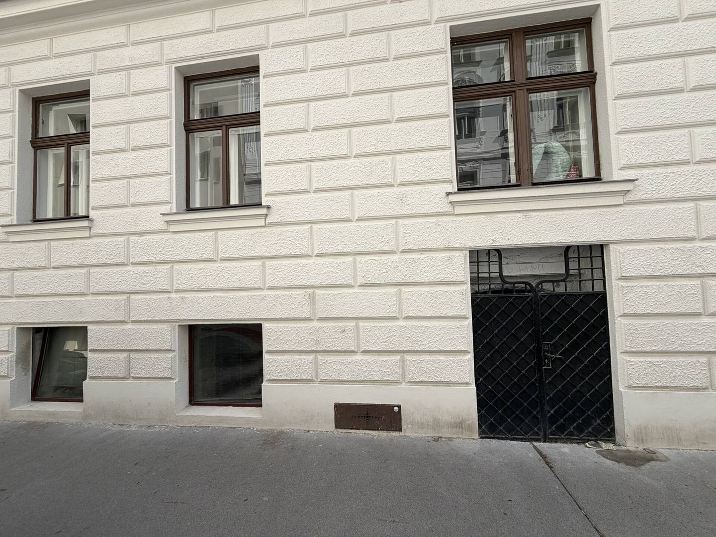 Versatile Souterrainwohnung near station with glass entrance