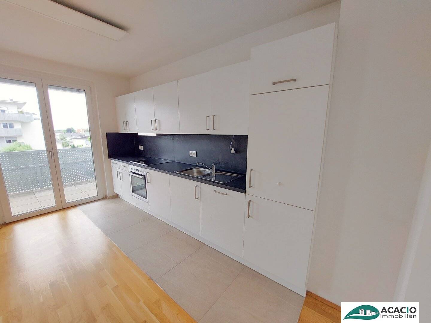 Top single apartment in the attic, living in the green but close to the city! Underground parking space optionally available