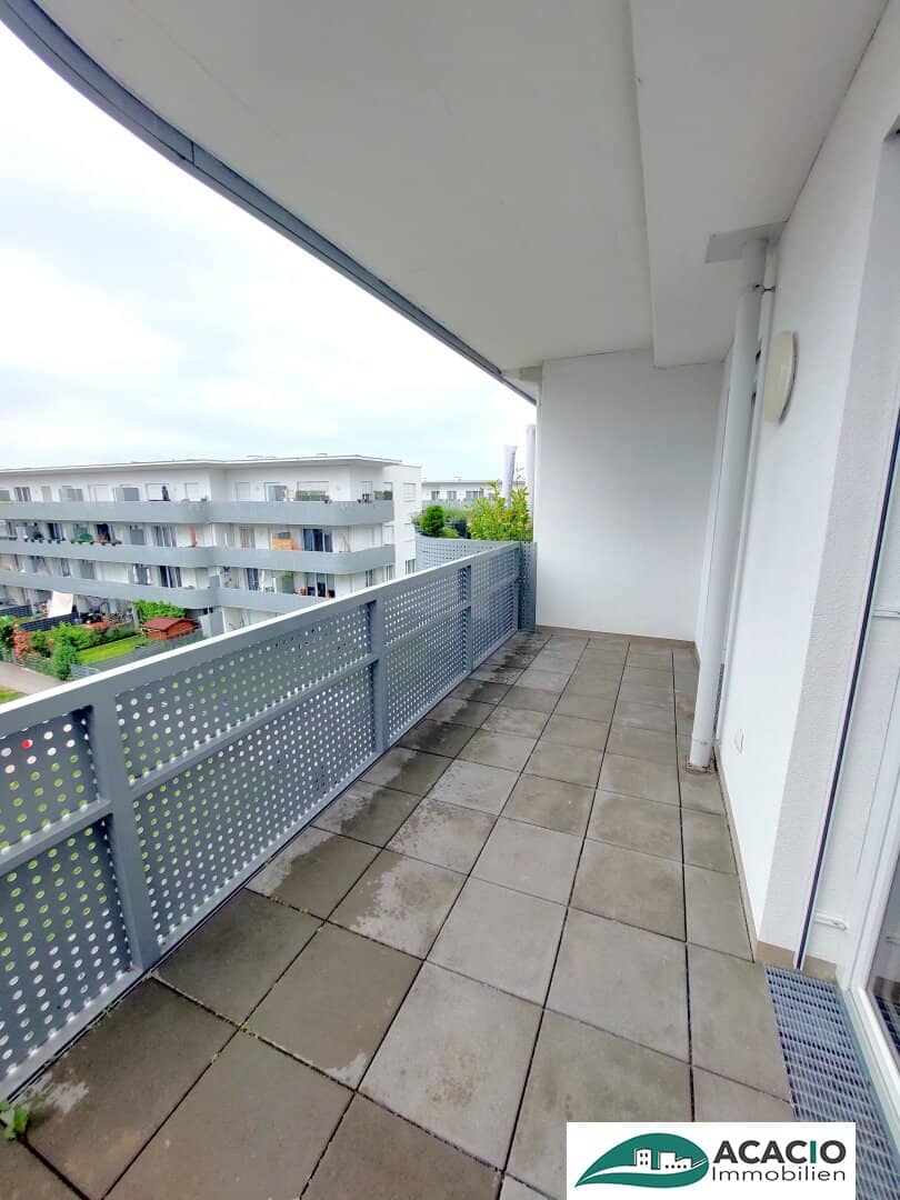 Top single apartment in the attic, living in the green but close to the city! Underground parking space optionally available