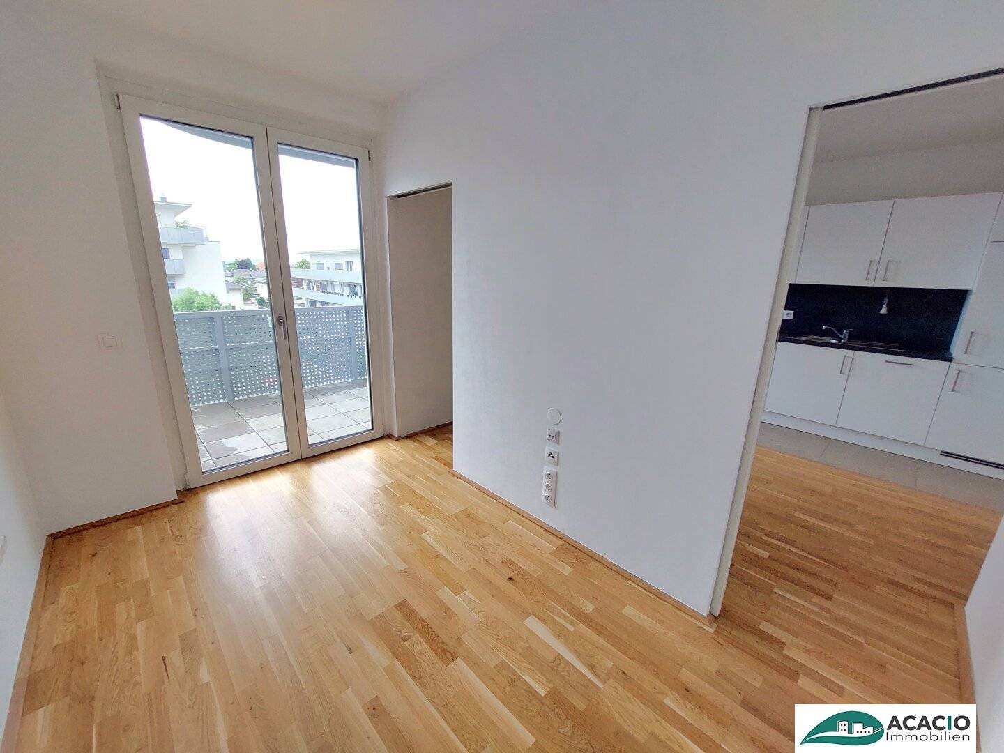 Top single apartment in the attic, living in the green but close to the city! Underground parking space optionally available