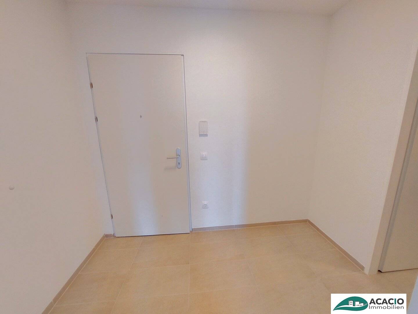 Top single apartment in the attic, living in the green but close to the city! Underground parking space optionally available
