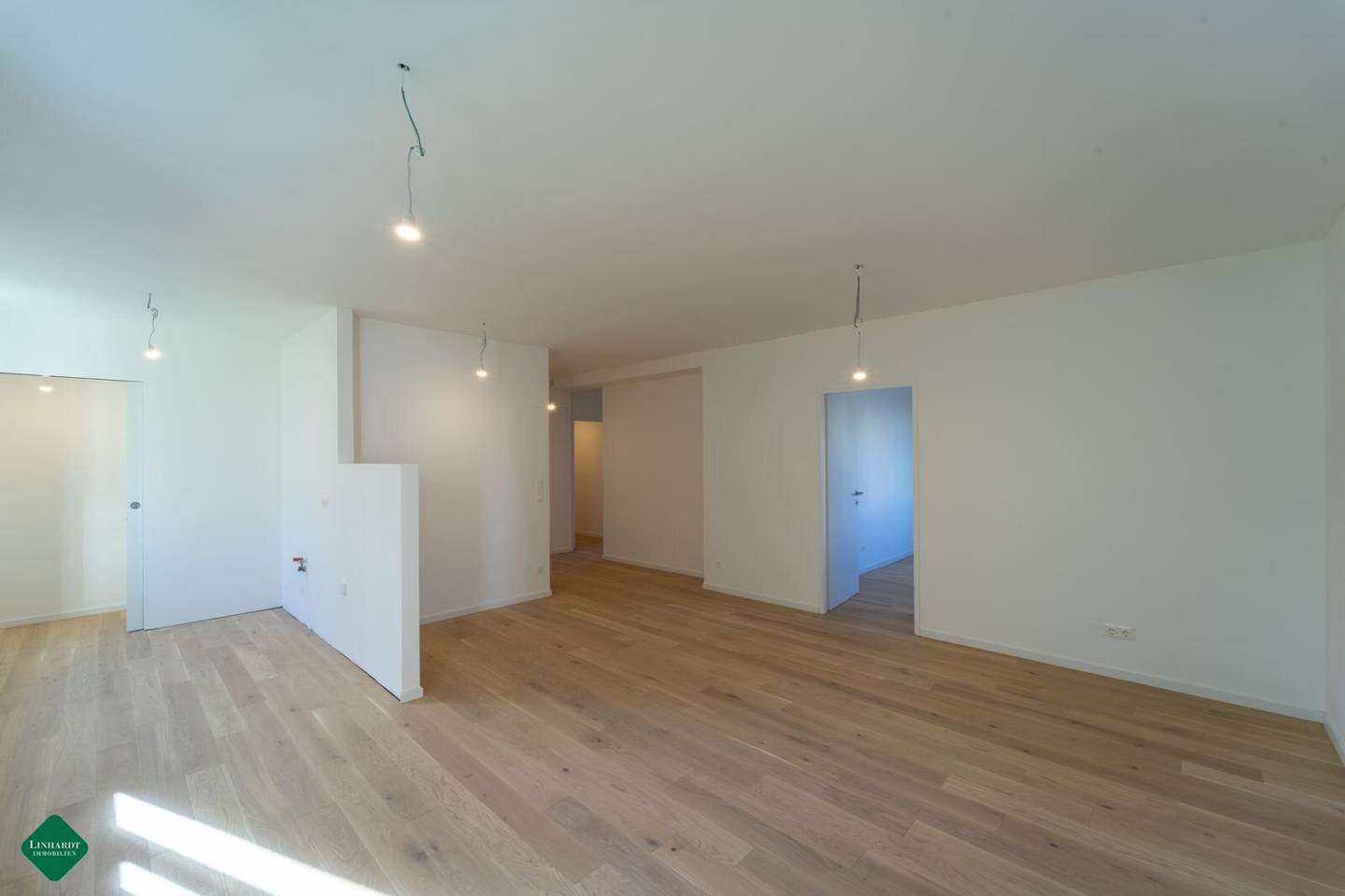 4-Zimmer-Wohnung mit zwei Loggien in zentraler Lage von Wr. Neudorf