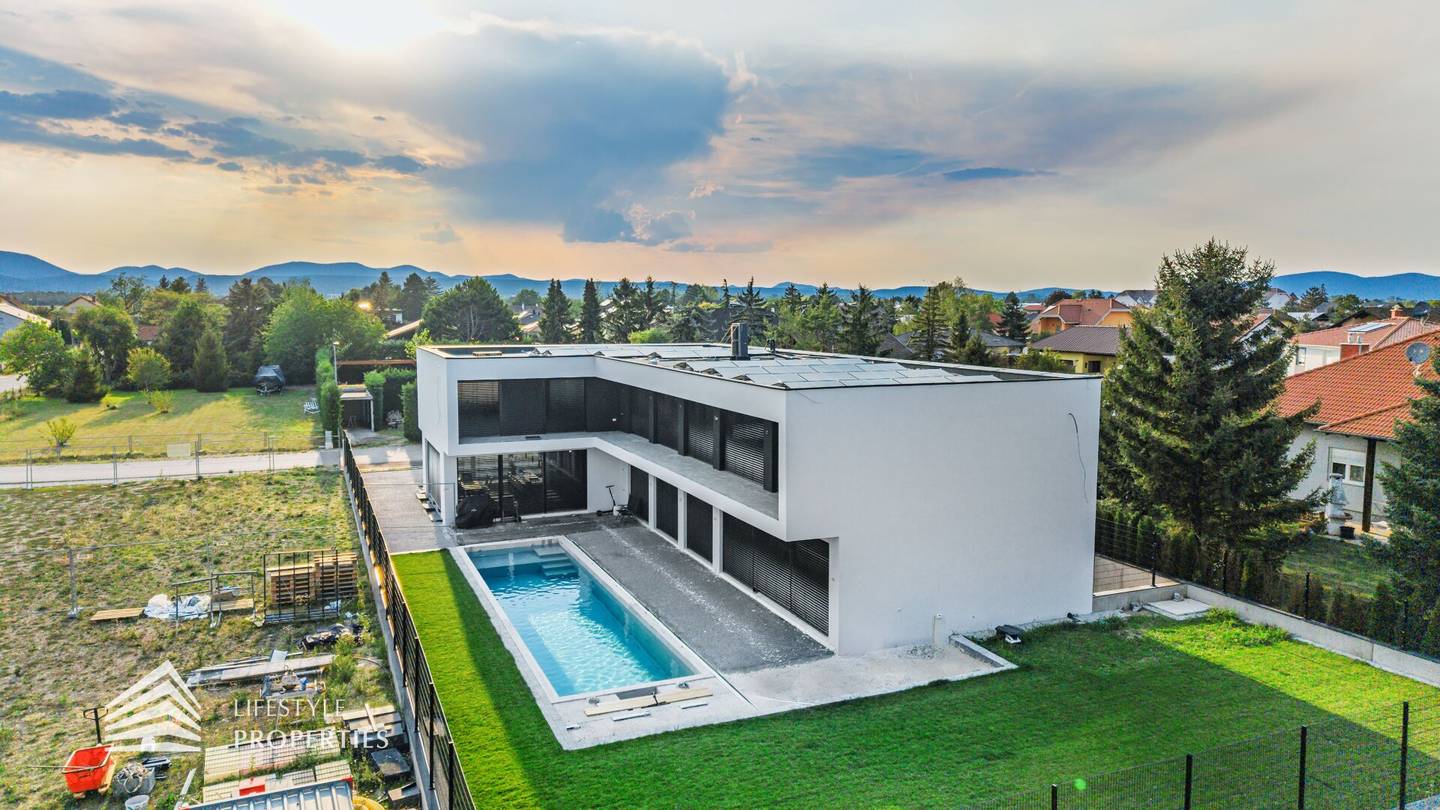 Exklusive Designvilla mit repräsentativem Firmensitz, 15-Meter-Pool und privater Fahrzeuggarage