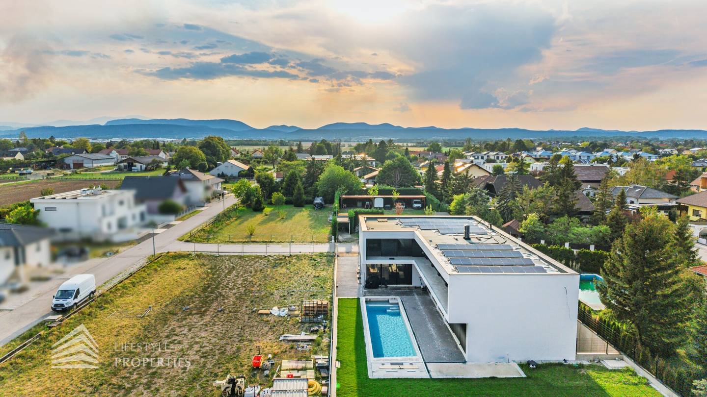 Exklusive Designvilla mit repräsentativem Firmensitz, 15-Meter-Pool und privater Fahrzeuggarage