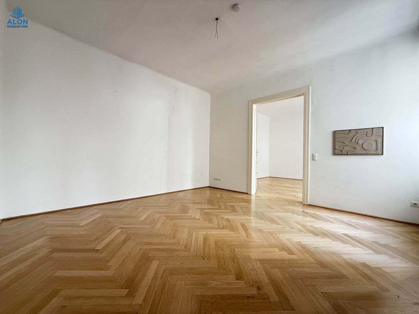 Spacious 2-room apartment with separate kitchen in excellent location