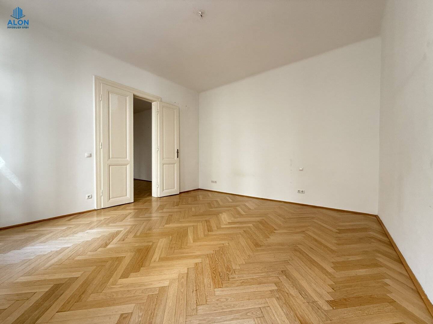 Spacious 2-room apartment with separate kitchen in excellent location