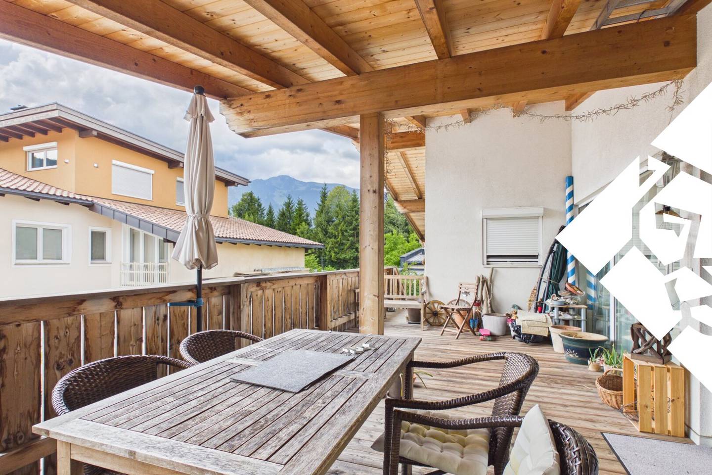 Dream penthouse apartment with expansive sun terrace and garden for rent