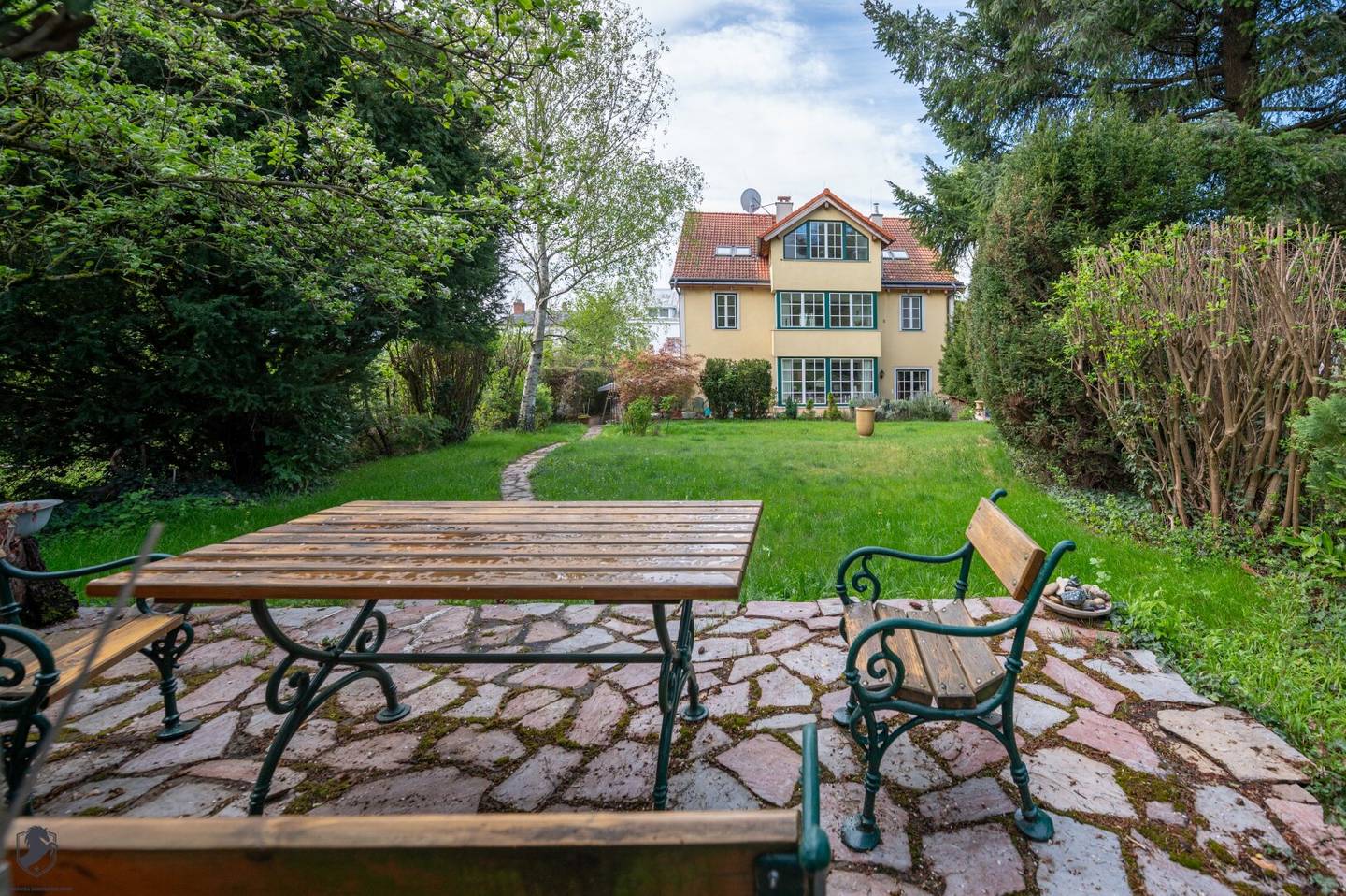 MULTI-FAMILY HOUSE WITH DEVELOPMENT POTENTIAL Prime Location Hietzing