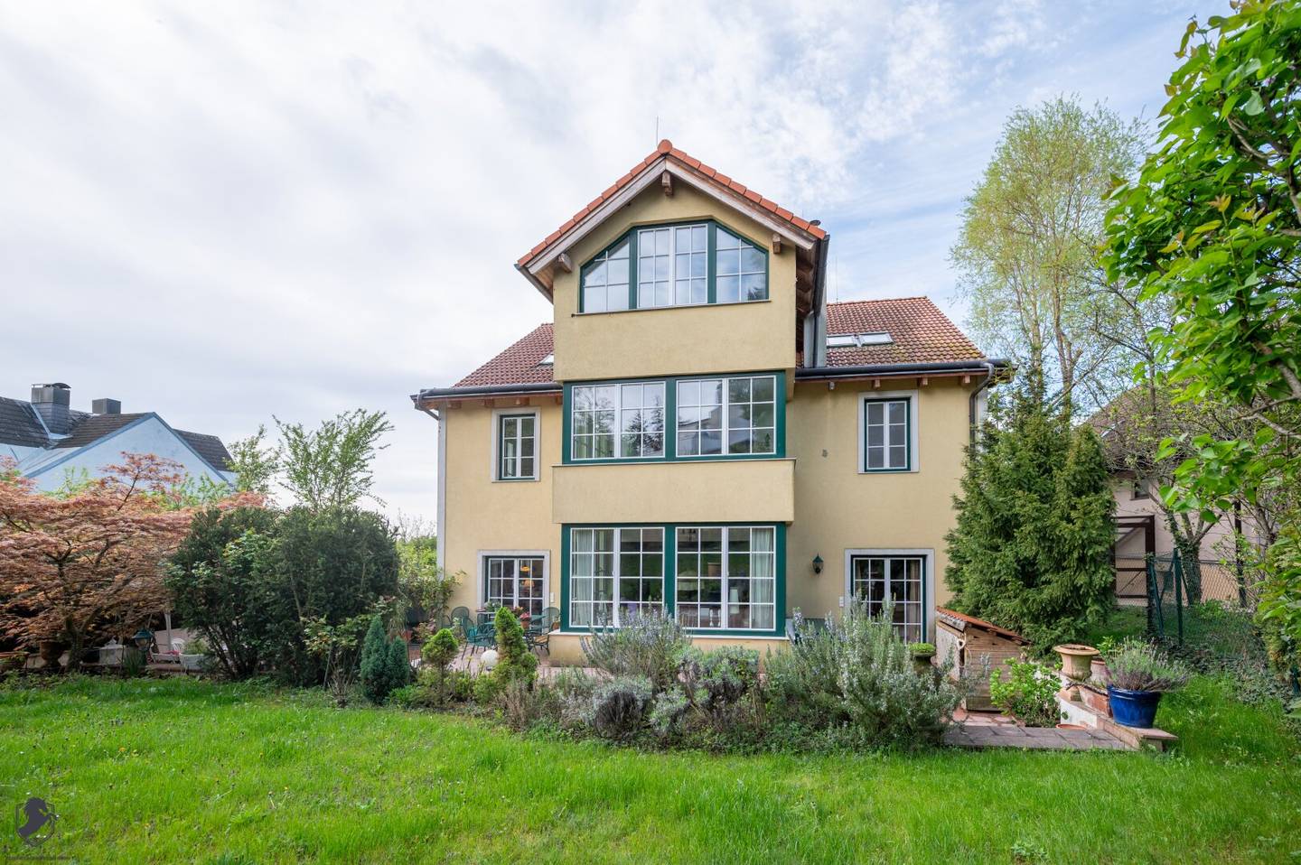 MULTI-FAMILY HOUSE WITH DEVELOPMENT POTENTIAL Prime Location Hietzing