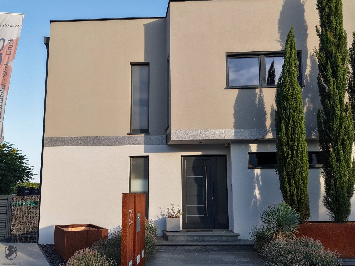 Exklusives Einfamilienhaus mit Pool, Doppelgarage &amp; hochwertiger Ausstattung