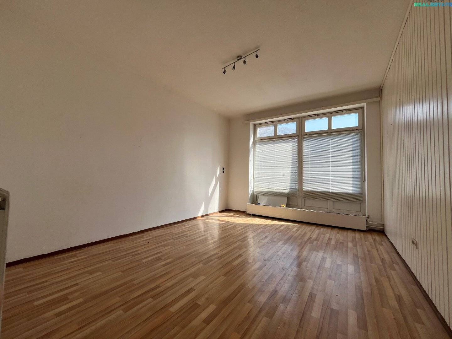 Sanierungsbedürftige Wohnung/Geschäftslokal mit viel Potential