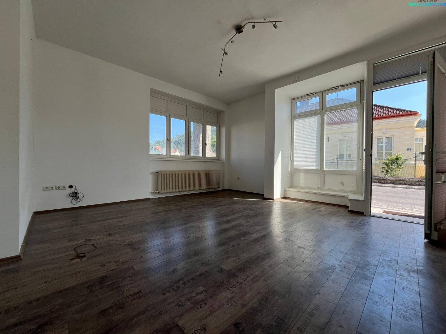 Sanierungsbedürftige Wohnung/Geschäftslokal mit viel Potential