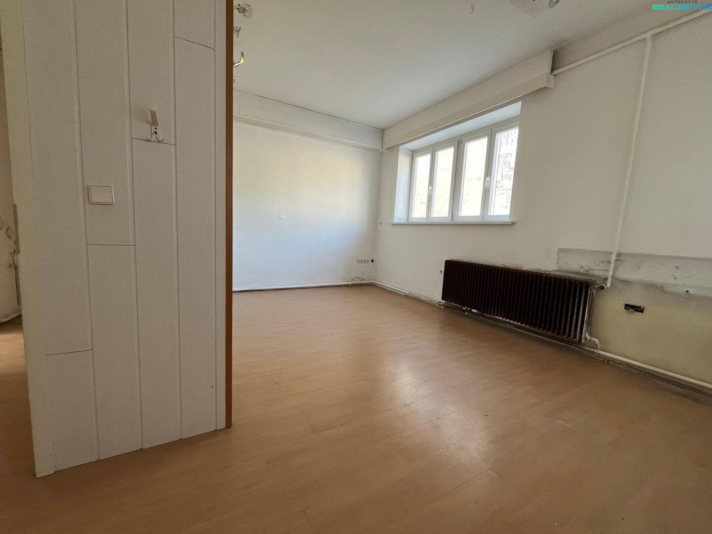 Sanierungsbedürftige Wohnung/Geschäftslokal mit viel Potential