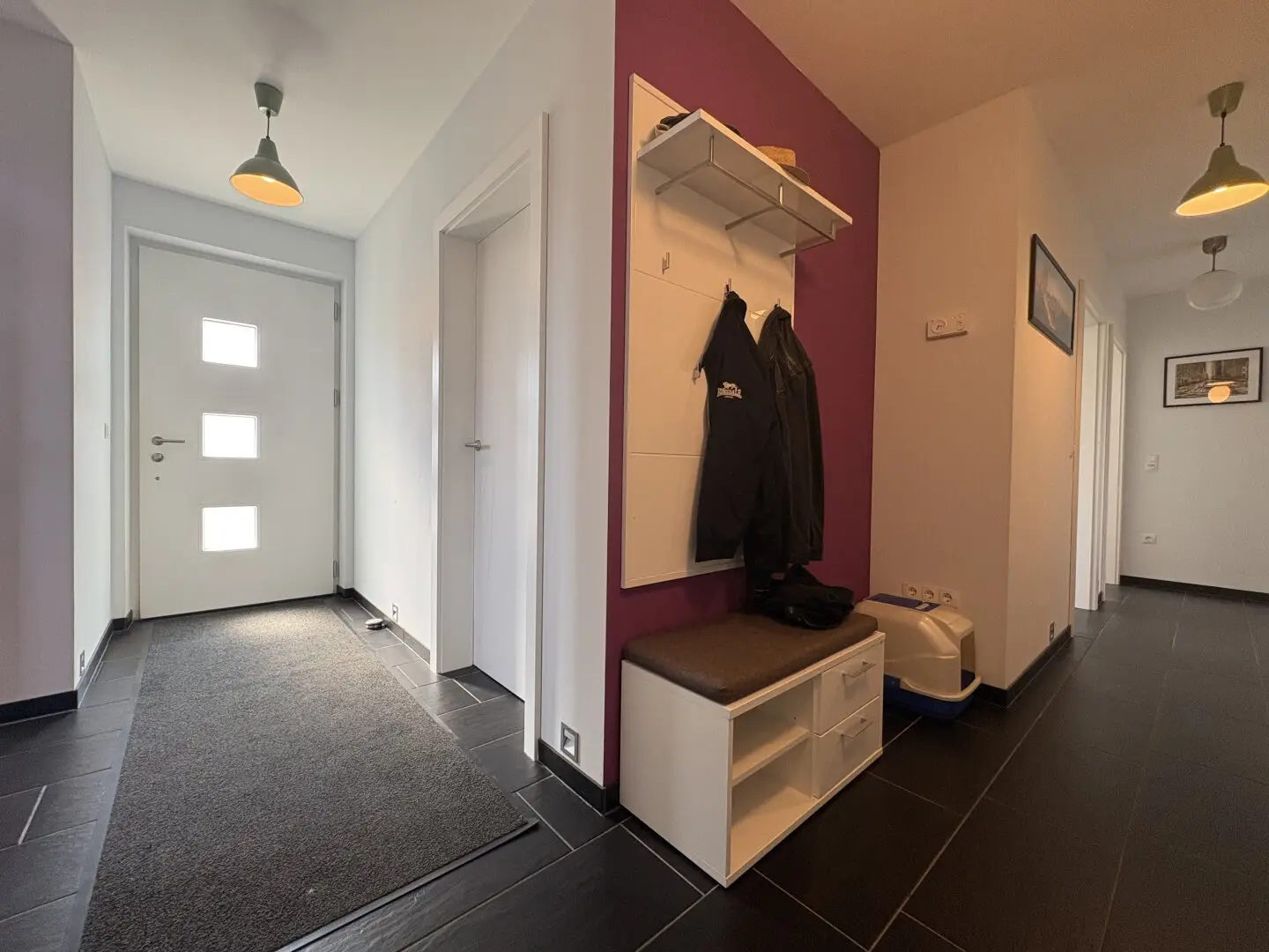 MOVE IN. FEEL GOOD. START LIVING. – Bungalow built 2016 | 3 bedrooms | underfloor heating | large terrace | double garage | 713 m²