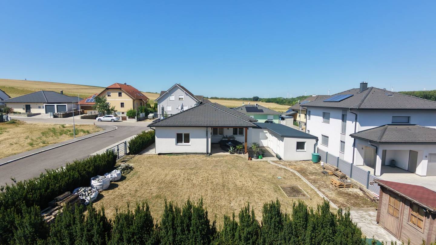 EINZIEHEN. WOHLFÜHLEN. LOSLEBEN. – Bungalow Bj. 2016 | 3 Schlafzimmer | FBH | große Terrasse | Doppelgarage | 713 m²