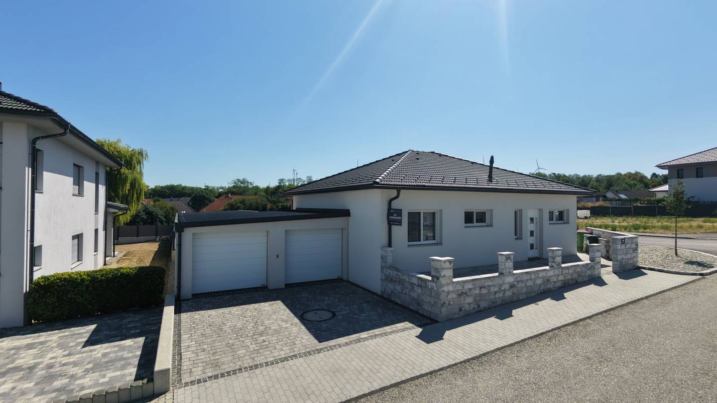 EINZIEHEN. WOHLFÜHLEN. LOSLEBEN. – Bungalow Bj. 2016 | 3 Schlafzimmer | FBH | große Terrasse | Doppelgarage | 713 m²