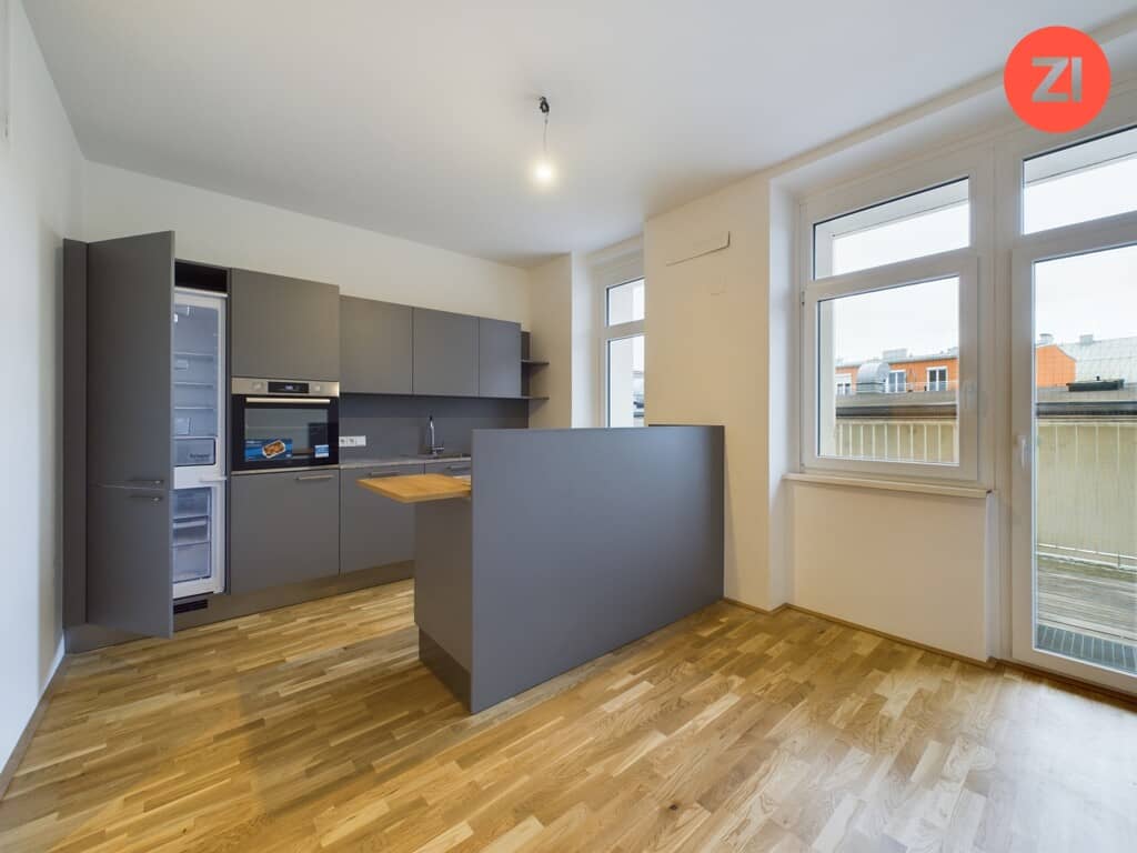 Helle frisch renovierte Wohnung mit Balkon und Lift
