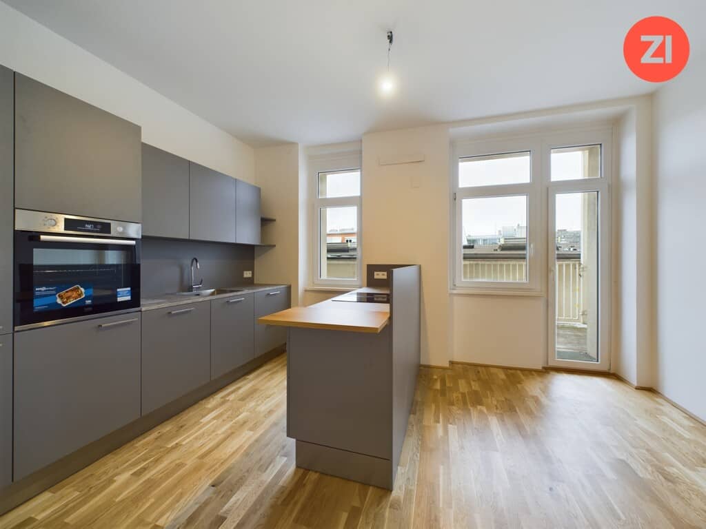 Helle frisch renovierte Wohnung mit Balkon und Lift