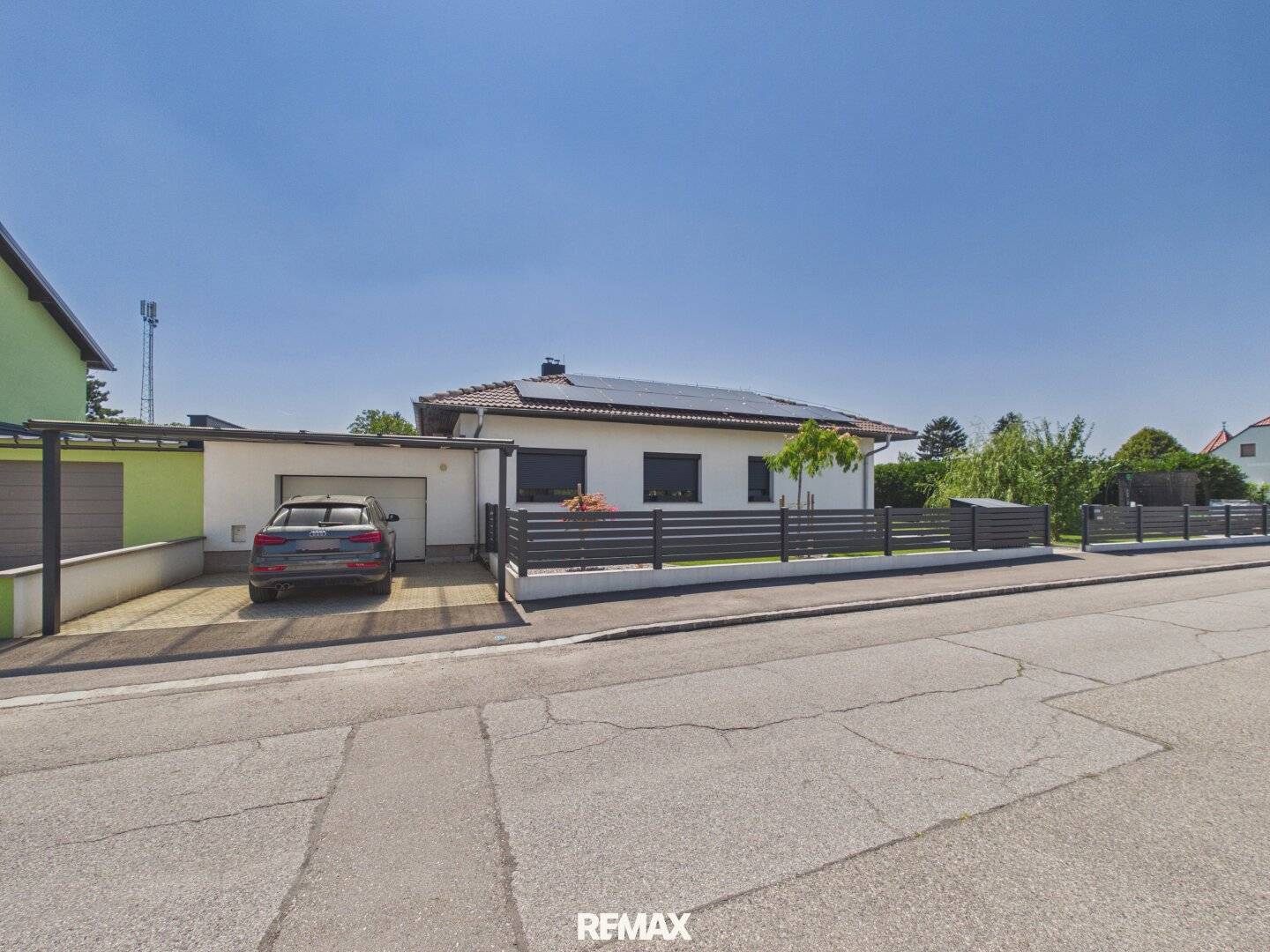 Moderner Bungalow mit Pool, Garage und Traumgarten – Wohnen auf einer Ebene