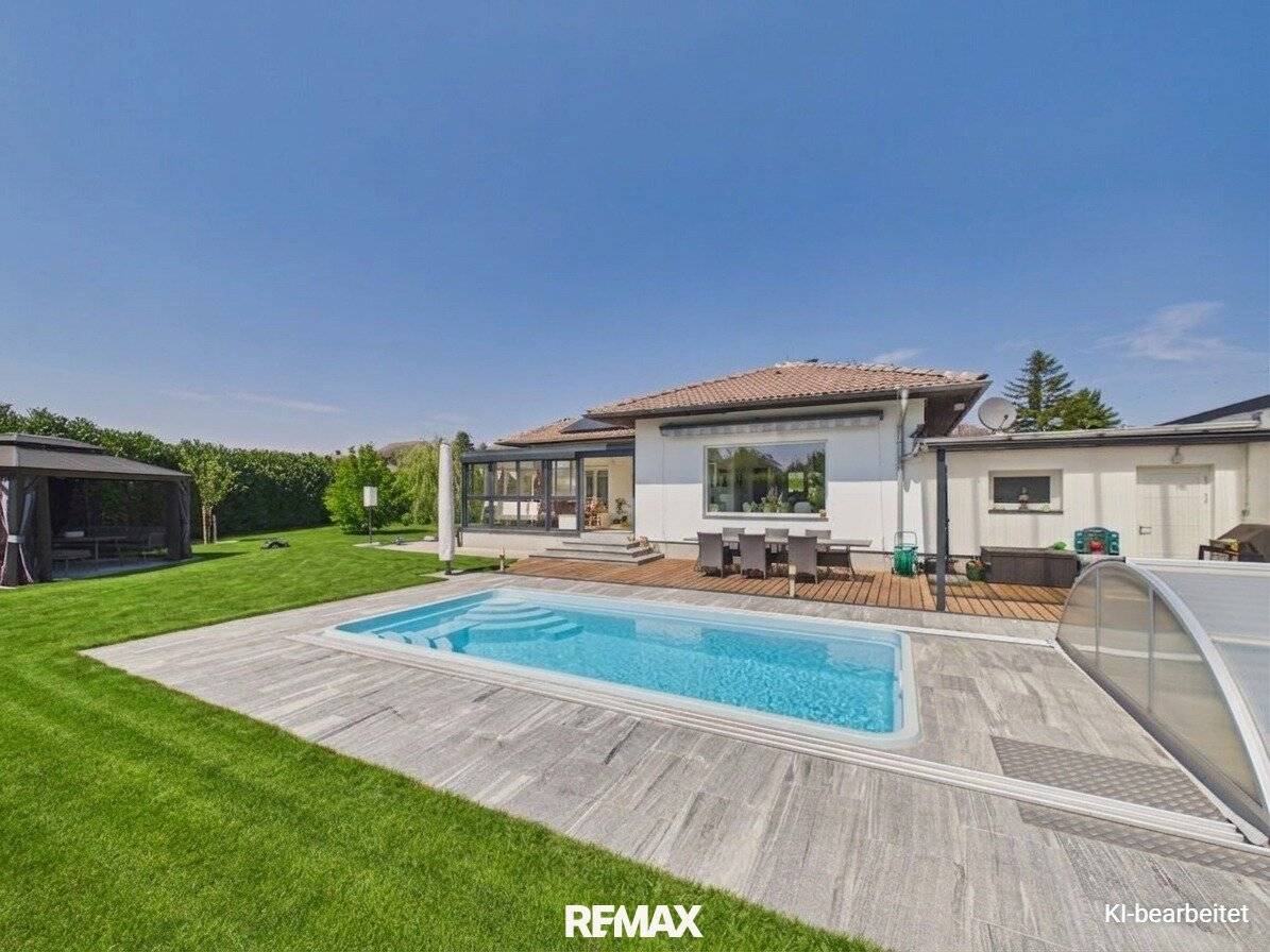 Moderner Bungalow mit Pool, Garage und Traumgarten – Wohnen auf einer Ebene