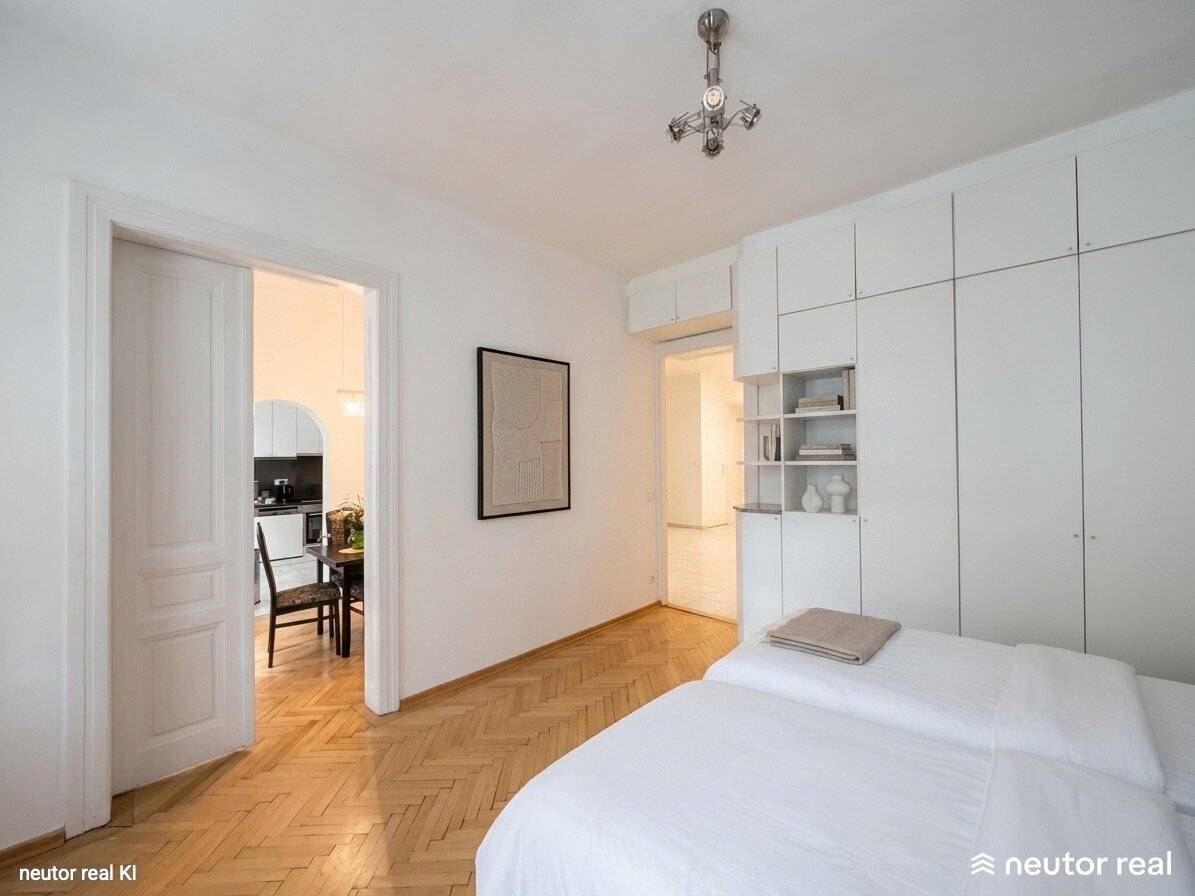 Spacious 4-room apartment with 113 m² | Partly renovated period building | with elevator