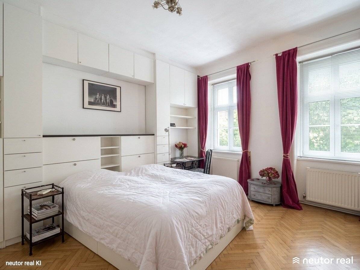 Spacious 4-room apartment with 113 m² | Partly renovated period building | with elevator