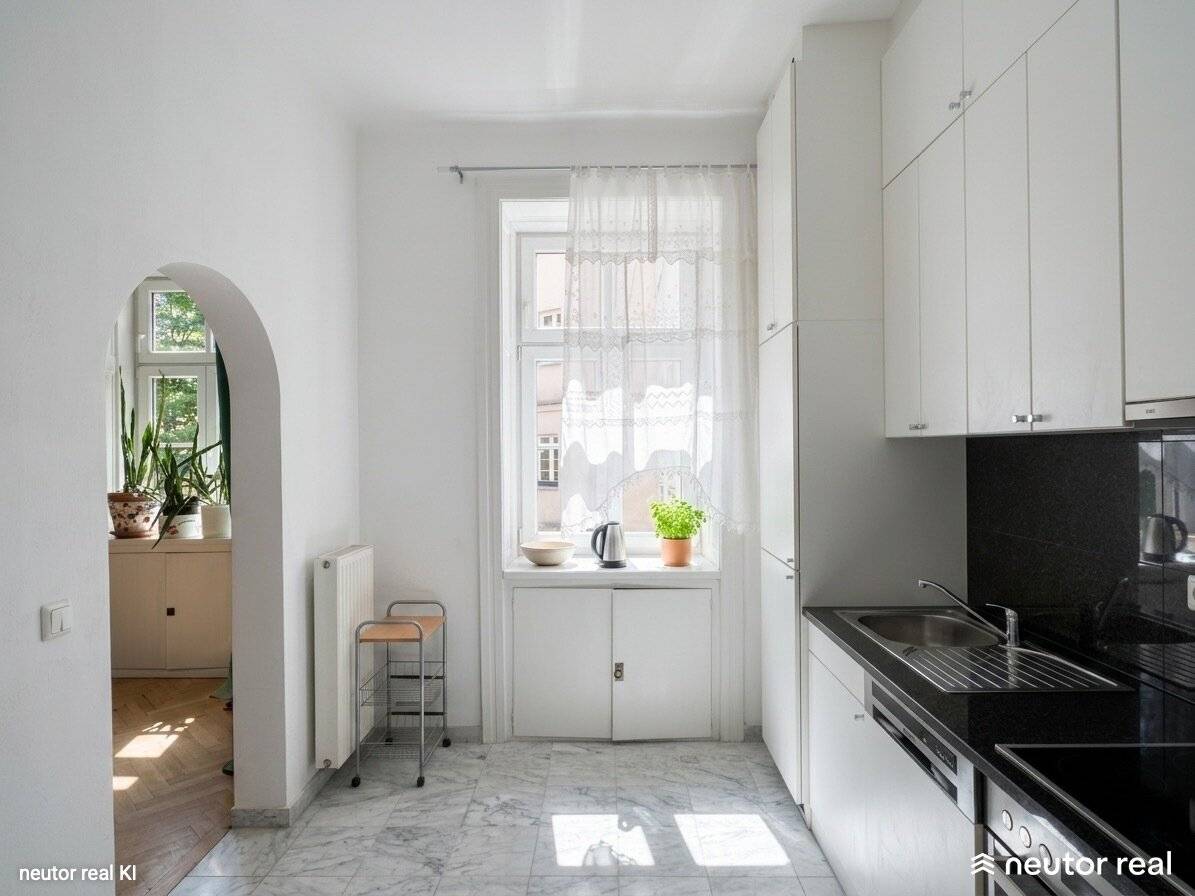 Spacious 4-room apartment with 113 m² | Partly renovated period building | with elevator